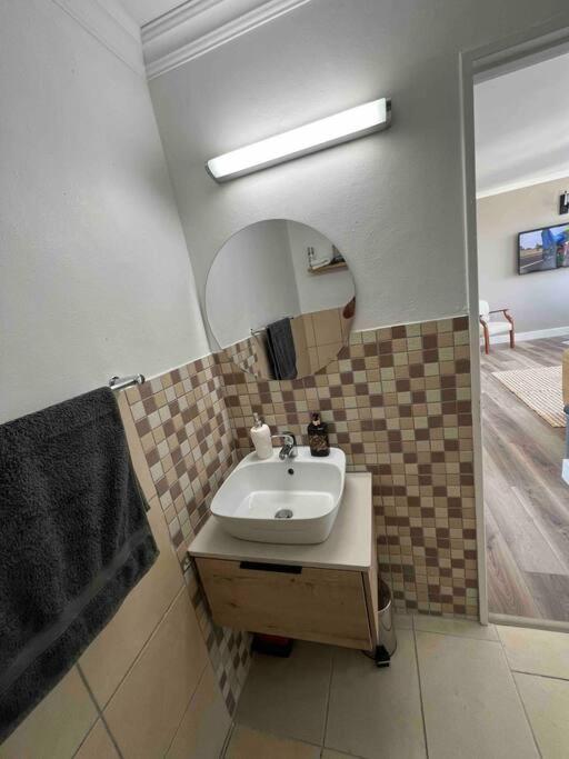 Modern, Trendy And Comfortable 2 Bedroom Apartment In Città del Capo Esterno foto