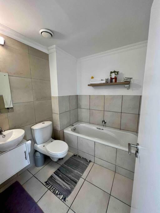 Modern, Trendy And Comfortable 2 Bedroom Apartment In Città del Capo Esterno foto