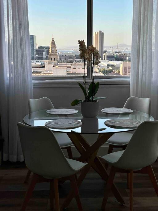 Modern, Trendy And Comfortable 2 Bedroom Apartment In Città del Capo Esterno foto