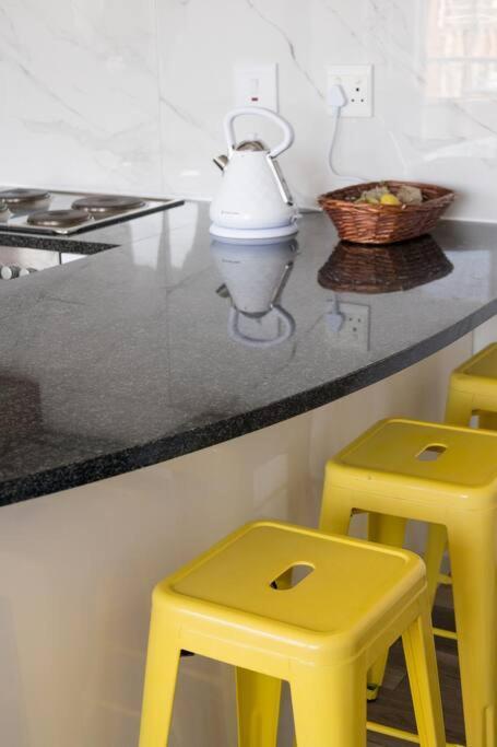 Modern, Trendy And Comfortable 2 Bedroom Apartment In Città del Capo Esterno foto