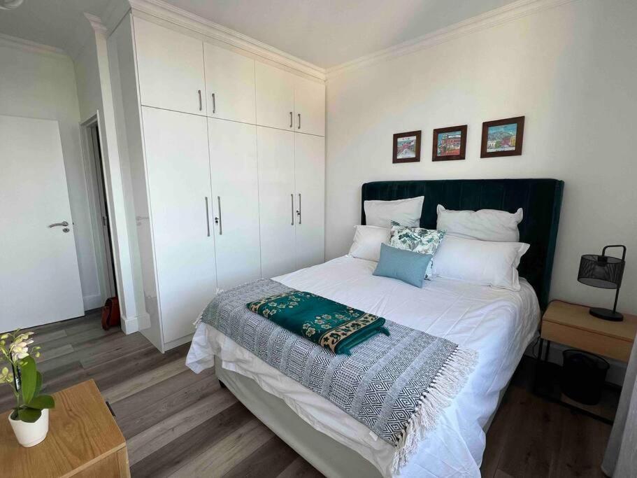 Modern, Trendy And Comfortable 2 Bedroom Apartment In Città del Capo Esterno foto