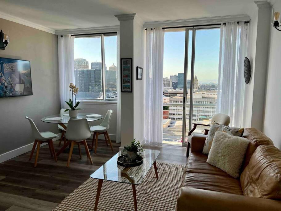 Modern, Trendy And Comfortable 2 Bedroom Apartment In Città del Capo Esterno foto